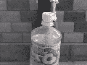 Illustration bottle cap chalenge - Capture d'ecran instagram - Photo de profil de tenderlybek